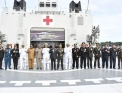 Hari Dharma Samudera, Wakil Komandan Pasmar 3 Ikuti Tabur Bunga Dari Geladak KRI dr. Wahidin Sudirohusodo-991