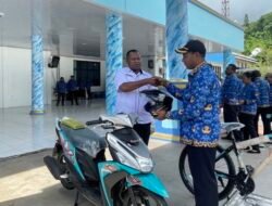 Raja Ampat Serahkan Hadiah Bagi Pemenang Undian di Apel Perdana 2024