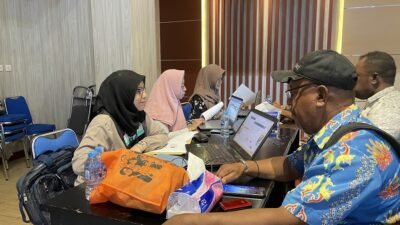 FOTO: Pejabat/pegawai KPP Pratama Sorong (kiri) melayani wajib pajak yang merupakan ASN di Lingkungan Pemda Raja Ampat, Kamis, (22/2/2024)/RajaAmpatNews