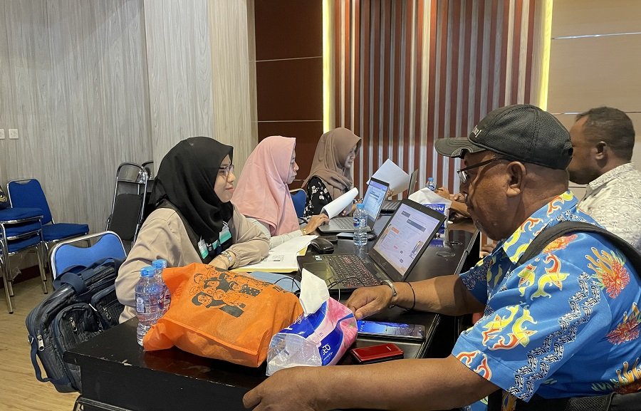FOTO: Pejabat/pegawai KPP Pratama Sorong (kiri) melayani wajib pajak yang merupakan ASN di Lingkungan Pemda Raja Ampat, Kamis, (22/2/2024)/RajaAmpatNews
