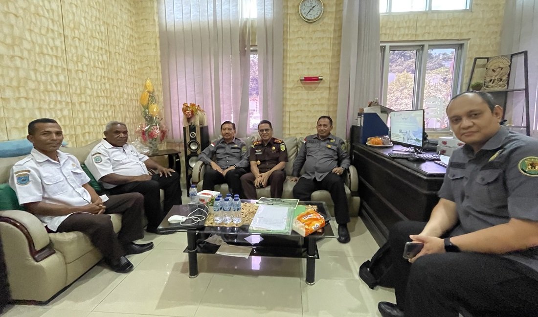 FOTO: Direktur B Pada Jaksa Agung Muda Bidang Intelijen Kejaksaan Agung RI, Ricardo Sitinjak, S.H, MH didamping Kepala Kejaksaan Negeri Sorong, Muhamad Rizal, SH,MH dan jajarannya berdiskusi dengan Diskominfo Raja Ampat terkait pengawasan media komunikasi publik, Rabu, (28/2/2024)/foto: RajaAmpatNews