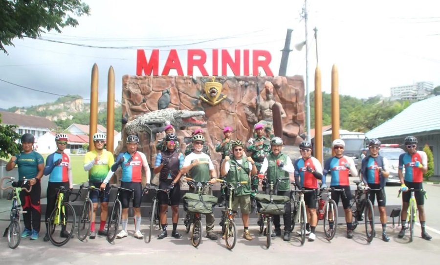 FOTO: Komandan Batalyon Marinir Pertahanan Pangkalan (Danyonmarhanlan) X Jayapura Pasmar 3 Letkol Marinir Muhammad Kristian Widiantoro, M.Tr.Opsla melaksanakan Gowes Sepeda Gembira bersama Jayapura Cycling Club (JCC) d di Perbatasan Republik Indonesia dengan Papua Nugini, Kampung Skouw, Distrik Muara Tami, Kota Jayapura, Papua, Jumat (23/02/2024)/ TNI AL, Dispen Kormar Jayapura