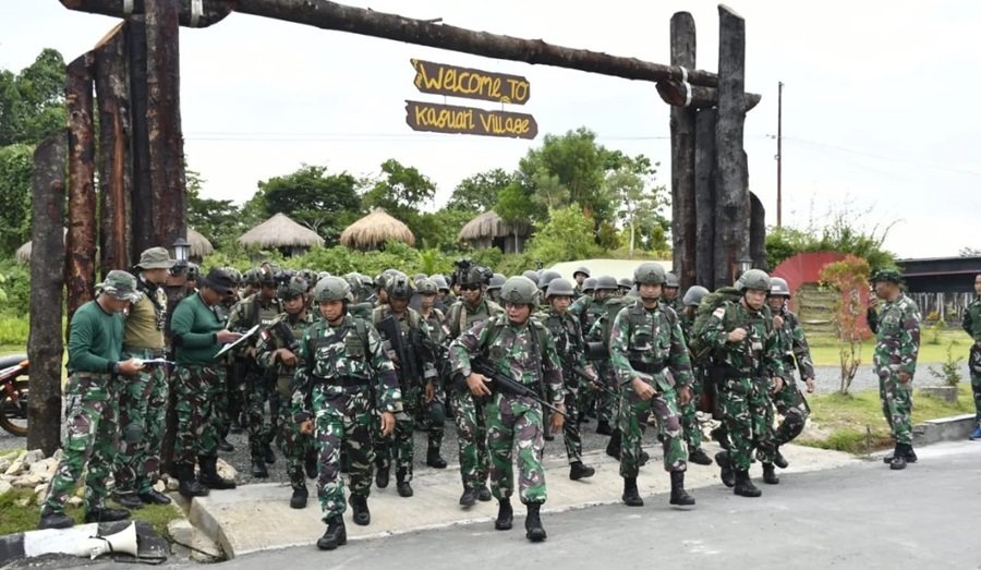 FOTO: Wakil Komandan Pasmar 3, Kolonel Mar David Candra Viasco, S.E., M.M., M.Sc bersama prajurit Satlak Pasmar 3 melaksanakan Hanmars di Jl. Sorong-Klamono, Km. 16, Distrik Klaurung, Kota Sorong, Papua Barat Daya, Jumat (23/02/2024)/ TNI AL, Dispen Kormar Sorong