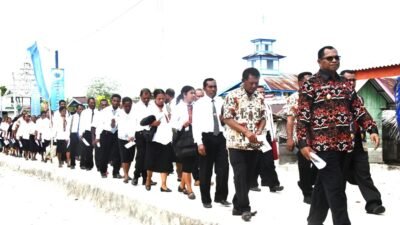 FOTO: Wakil Bupati Raja Ampat,Orideko Iriano Burdam,S.IP,MM.M.Ec.Dev (depan) menghadiri Ibadah Syukuran HUT ke-169 Pekabaran Injil di Tanah Papua di Jemaat Eben Haezer Balal, Kofiau Raja Ampat, Senin, (5/2/2024) (Foto: Joris S.Omkarsba)