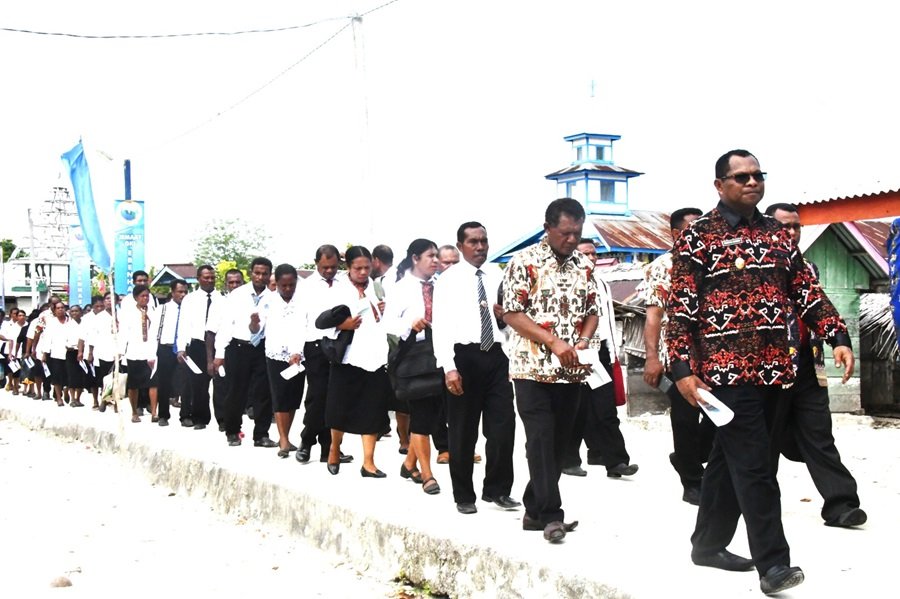 FOTO: Wakil Bupati Raja Ampat,Orideko Iriano Burdam,S.IP,MM.M.Ec.Dev (depan) menghadiri Ibadah Syukuran HUT ke-169 Pekabaran Injil di Tanah Papua di Jemaat Eben Haezer Balal, Kofiau Raja Ampat, Senin, (5/2/2024) (Foto: Joris S.Omkarsba)