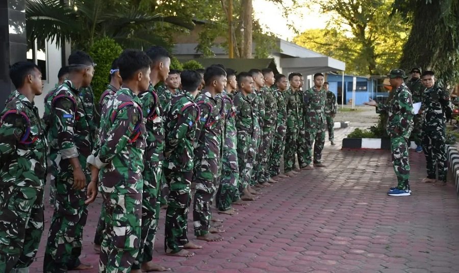 Wakil Komandan Pasmar 3 Kolonel Mar David Candra Viasco, S.E., M.M., M.Sc bersama prajurit Satlak Pasmar 3 melaksanakan renang laut dalam rangka Uji Nilai Perorangan Dasar (UNPD) Tri Wulan (TW) I tahun 2024 bertempat di Dermaga Lantamal XIV Sorong, Jl. Bubara No.1, Klaligi, Distrik Sorong Manoi, Kota Sorong, Papua Barat Daya. Kamis (22/02/2024).