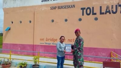 Akhiri Masa Jabatan, Asintel Danpasmar 3 Berikan Buku Inspirasi Kepada Generasi Muda Papua