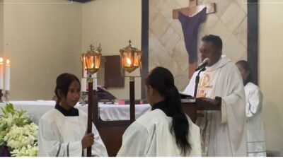 Foto: Pastor Paulus Harry Ohoiledwarin, OSA membaca injil pada perayaan Kamis Putih di Gereja Katolik Stasi Sta. Maria MaterDei Raja Ampat, Kamis, (28/3/2024)