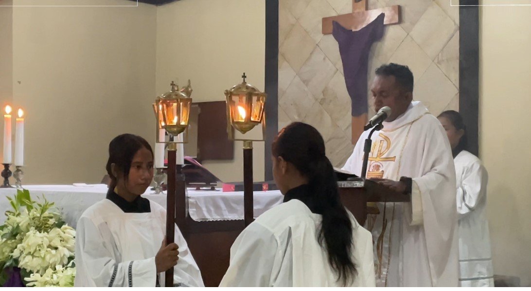 Foto: Pastor Paulus Harry Ohoiledwarin, OSA membaca injil pada perayaan Kamis Putih di Gereja Katolik Stasi Sta. Maria MaterDei Raja Ampat, Kamis, (28/3/2024)