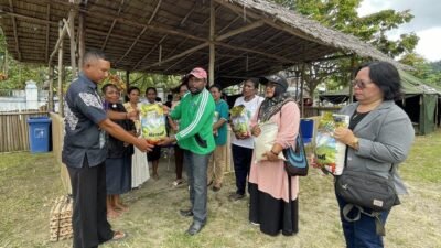 Foto: Ketua ASN Angkatan II Raja Ampat, Nikson Day menyerahkan beras ke Sekretaris PHMJ Alfa Omega Waisai, Raja Ampat, Sabtu, (29/3/2024). Pemberian bantuan beras dan telur tersebut sebagai aksi sosial Paskah pegawai angkatan II Raja Ampat/Petrus Rabu