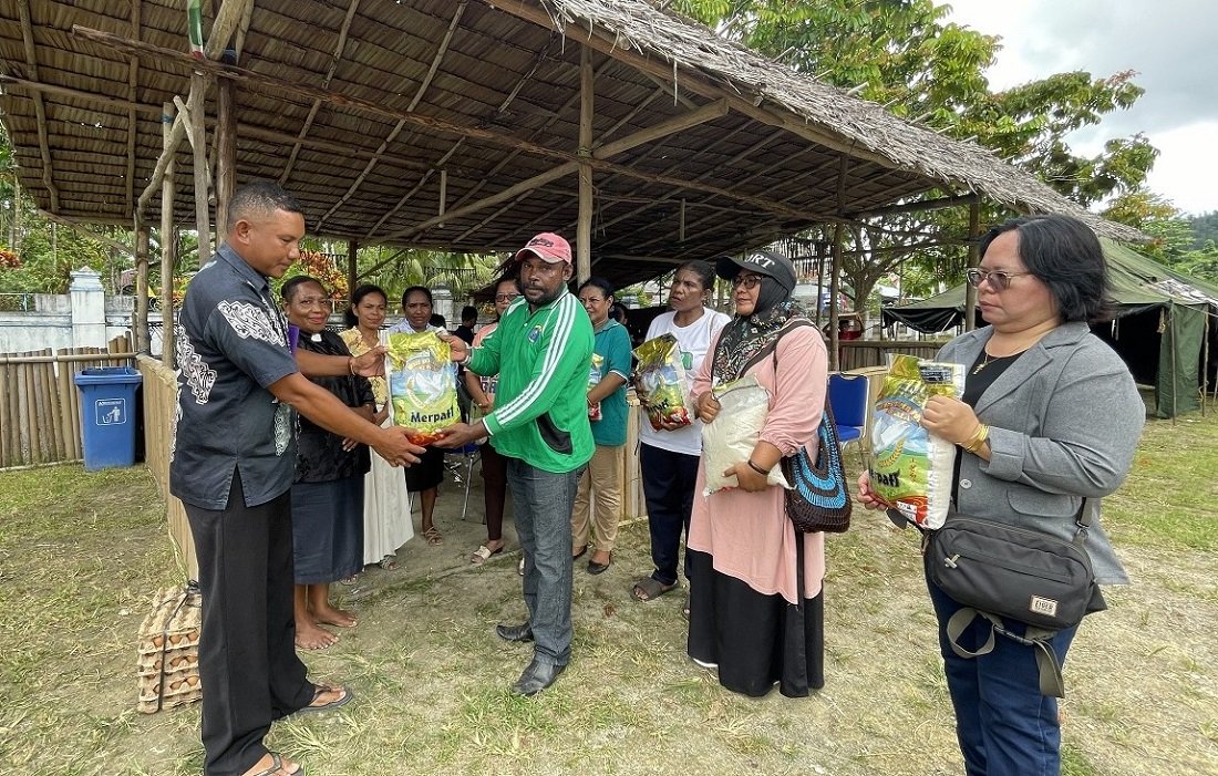 Foto: Ketua ASN Angkatan II Raja Ampat, Nikson Day menyerahkan beras ke Sekretaris PHMJ Alfa Omega Waisai, Raja Ampat, Sabtu, (29/3/2024). Pemberian bantuan beras dan telur tersebut sebagai aksi sosial Paskah pegawai angkatan II Raja Ampat/Petrus Rabu