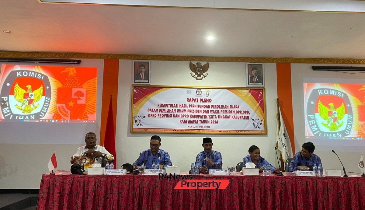 Foto: Ketua KPU Raja Ampat, Arsyad Sehwaky (tengah) membuka dengan resmi rapat pleno rekapitulasi perhitungan suara pemilu 2024 tingkat Kabupaten Raja Ampat, di Ruang Rapat KPU Raja Ampat, Jumat, (1/3/2024)/Foto:Petrus Rabu