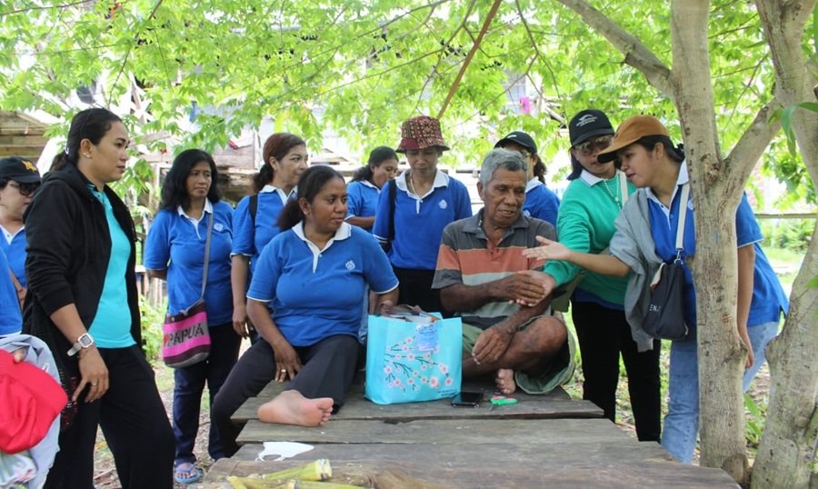 FOTO: Ketua dan anggota WKRI DPC Raja Ampat mengunjungi salah satu jemaat dalam kegiatan tali kasih prapaskah 2024 sekaligus menyerahkan bingkisan/bantuan, Minggu, (17/3/2024) WKRI DPC Raja Ampat