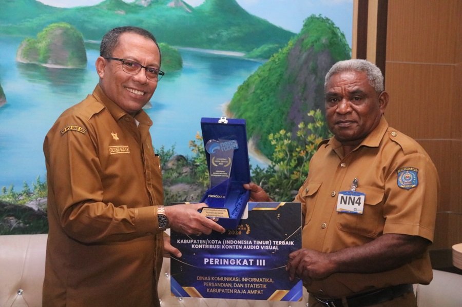 FOTO: Kepala Dinas Kominfo, Persandian dan Statistik Raja Ampat, Frits Feliks Dimara (kanan) menyerahkan Piagam dan Plakat Penghargaan Anugerah Media Center 2024 kepada Sekda Raja Ampat, Yusuf Salim (kiri) di Kantor Bupati Raja Ampat, Senin, (18/3/2024)/Varroq Husain