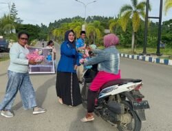 KNPI Raja Ampat Bagikan Ratusan Takjil Ke Pelintas Jalan