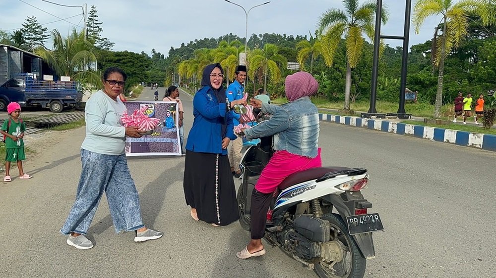 FOTO: Karakteker Ketua KNPI Raja Ampat, Ria Siti N. Umlati, S.Sos (tengah) menyerahkan takjil ke salah serorang pelintas jalan di Bundaran Poslantas Jalan 30, Kota Waisai, Ibukota Kabupaten Raja Ampat, Senin, (25/3/2024)