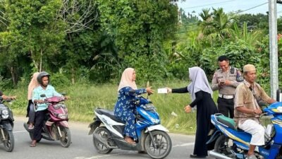 Foto: Salah seorang anggota Kelompok Pengajian Bhayangkari Polres Raja Ampat menyerahkan paket takjil ke salah seorang pelintas jalan di Bundaran Poslantas, Jalan 30 Kota Waisai, Ibukota Kabupaten Raja Ampat, Senin, (25/3/2024)/RajaAmpatNews
