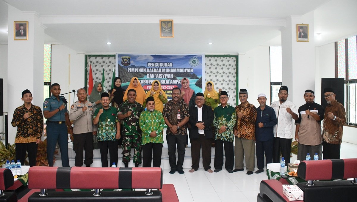 FOTO: Pimpinan Daerah Muhammadiyah dan ‘Aisyayah Raja Ampat masa bakti 2022-2027 yang dilantik dan dikukuhan, Jumat, (1/3/2024)/Forkompim Raja Ampat