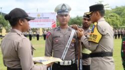 FOTO: Kapolres Raja Ampat, AKBP.Edwin Parsaoran, S.IK,M.IK (kanan) menyematkan pita tandai dimulai Operasi Keselamatan Mansinam 2024 pada apel gelar pasukan yang dilaksanakan di Halaman Polres Raja Ampat, Sabtu, (2/3/2024)/Humas Polres Raja Ampat