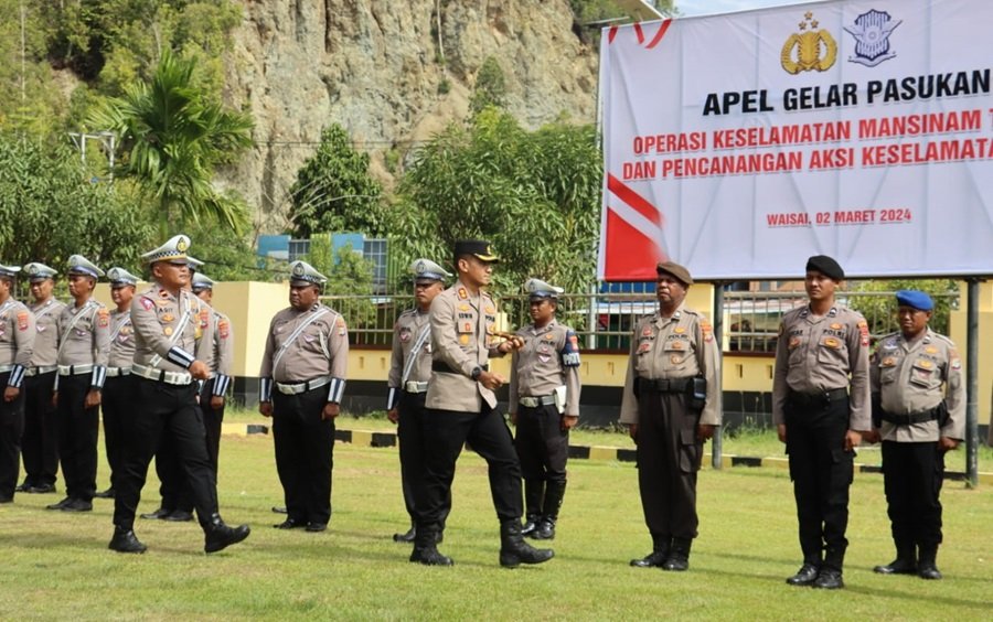 FOTO: Kapolres Raja Ampat, AKBP. Edwin Parsaoran, S.IK,M.IK memeriksa pasukan pada apel gelar pasukan dalam rangka operasi mansinam 2024 dan Pencanangan Aksi Keselamatan Jalan yang berlangsung Halamalam Apel Polres Raja Ampat, Sabtu, (2/3/2024)/Humas Polres Raja Ampat.