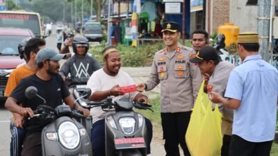 Bagikan Takjil, Kapolres Raja Ampat Minta Masyarakat Tetap Jaga Keamanan dan Keharmonisan