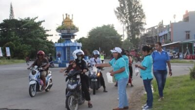 Pupuk Toleransi, WKRI DPC Raja Ampat Bagikan Takjil Kepada Umat Muslim
