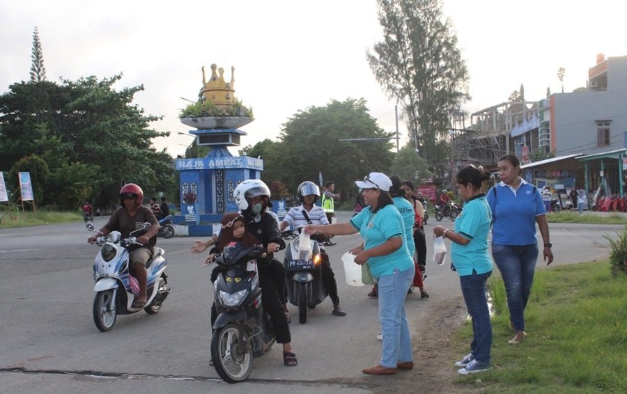 Foto: Anggota WKRI DPC Raja Ampat membagikan takjil atau Makanan Berbuka Puasa kepada pelintas jalan di Bundaran Polantas, Jalan 30 Kota Waisai, Ibukota Kabupaten Raja Ampat, Senin, (18/3/2024)/Dok.WKRI Raja Ampat
