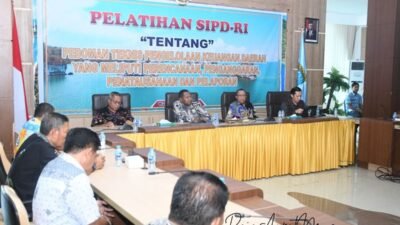 Foto: Wakil Bupati Raja Ampat, Orideko Iriano Burdam (kedua kiri) didamping Sekda dan Asisten II Setda Raja Ampat membuka pelatihan Sistem Informasi Pemerintah Daerah (SIPD) Republik Indonesia di Aula Wayag, Kantor Bupati Raja Ampat, Kamis, (7/3/2024). Pelatihan yang berlangsung dua hari tersebut diikuti para Kasubag Keuangan dan Bendahara OPD di Raja Ampat/Penta Nila J.