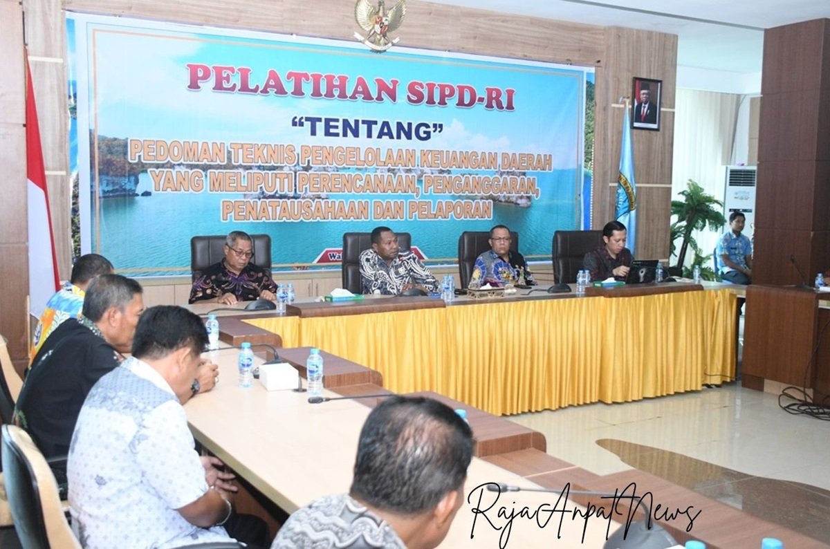 Foto: Wakil Bupati Raja Ampat, Orideko Iriano Burdam (kedua kiri) didamping Sekda dan Asisten II Setda Raja Ampat membuka pelatihan Sistem Informasi Pemerintah Daerah (SIPD) Republik Indonesia di Aula Wayag, Kantor Bupati Raja Ampat, Kamis, (7/3/2024). Pelatihan yang berlangsung dua hari tersebut diikuti para Kasubag Keuangan dan Bendahara OPD di Raja Ampat/Penta Nila J.