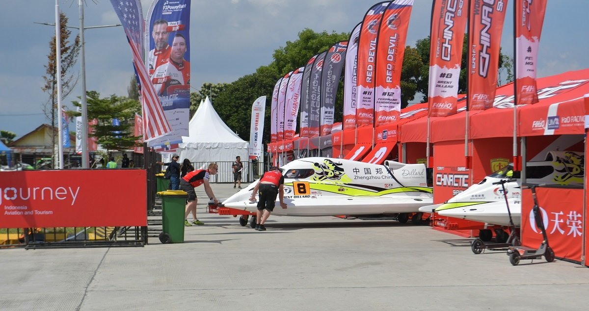 Sejumlah kru dari tim F1 China CTIC Team memasukkan perahu motornya setelah mencoba performa mesin jelang pelaksanaan Kejuaraan Dunia F1 Powerboat (F1H2O) 2024 di Danau Toba, Balige, Sumatra Utara, Jumat (1/2/2024). Kejuaraan Dunia F1H20 kembali digelar pada 1 hingga 3 Maret 2024 yang diikuti 30 official tim dengan 18 pebalap dari 8 negara. Infopublik/Amiriyandi /Infopublik