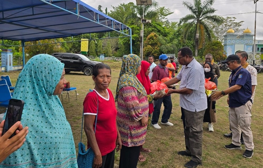 Foto: Wakil Bupati Raja Ampat, Orideko Iriano Burdam (baju putih) menyerahkan paket pasar murah kepada salah seorang penerima di Halaman Masjid Agung Waisai, Ibukota Kabupaten Raja Ampat, Sabtu, (6/4/2024).