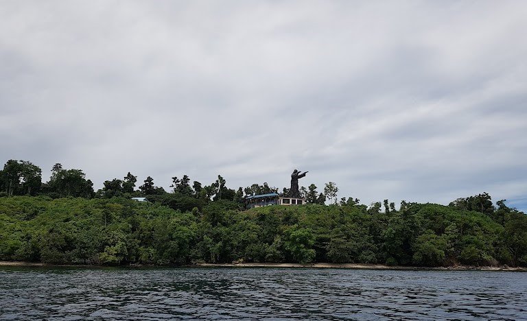 Ket: Tugu Tuhan Yesus Memberkati di Pulau Sagawin, Distrik Salawati Barat Raja Ampat/R4News