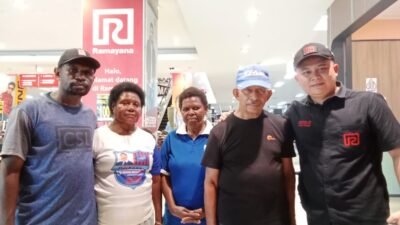 Ket: Manager Ramayana Mall Sorong, Ardian Saputra Pratama, ST (pertama kanan) foto bersama dengan Warga Klademak usai membahas masalah tumpukan sampah di Pinggiran Ramayana Mall Sorong, Rabu, (24/4/2024)/CR03/R4News