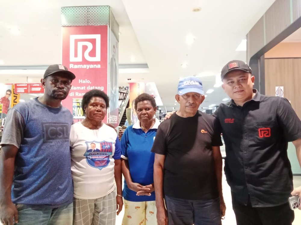 Ket: Manager Ramayana Mall Sorong, Ardian Saputra Pratama, ST (pertama kanan) foto bersama dengan Warga Klademak usai membahas masalah tumpukan sampah di Pinggiran Ramayana Mall Sorong, Rabu, (24/4/2024)/CR03/R4News