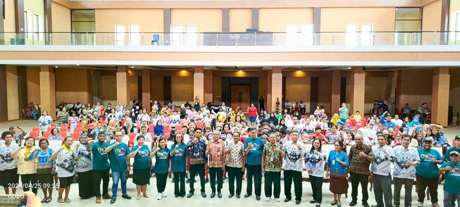 Ket: Staf Ahli Bidang Pemerintahan Hukum dan Politik Kota Sorong, Abdul Rahim Uli,SE foto bersama dengan pengawas TK,SD Kota Sorong serta peserta Festival Lomba Seni Siswa Nasional 2024/CR03/R4News