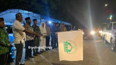 FOTO: Bupati Raja Ampat, Abdul Faris Umlati, SE, M.Pd melepas peserta takbiran menyambut Hari Raya Idul Fitri 1 Syawal 1445 Hijriah di Kota Waisai, Selasa (9/4/2024). Takbiran yang diikuti ribuan umat muslim tersebut mengeleliling Waisai, Ibukota Kabupaten Raja Ampat/Aditya/R4News)