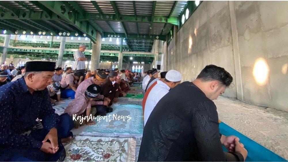 Foto: Ribuan umat muslim menghadiri Sholat Idul Fitri 1445 Hijriah di Masjdi Agung Waisai, Ibukota Kabupaten Raja Ampat, Rabu, (10/4/2024)/Aditya
