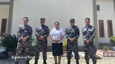 Ket: Kepala Dinas Potensi Maritim Lantamal XIV Sorong, Letkol Marinir, A.Usman (kedua kiri) didampingi Danpos AL Raja Ampat melakukan koordinasi terkait Karya Bakti Lantamal XIV Sorong di Kota Waisai,Kabupaten Raja Ampat pada tanggal 30 April 2024/Foto: Petrus Rabu/R4News