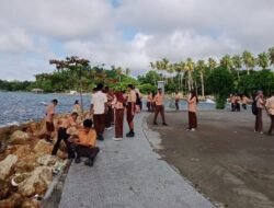 Bersihkan Pantai WTC, Siswa SMAN 1 Raja Ampat Temukan Ratusan Botol Bekas Miras