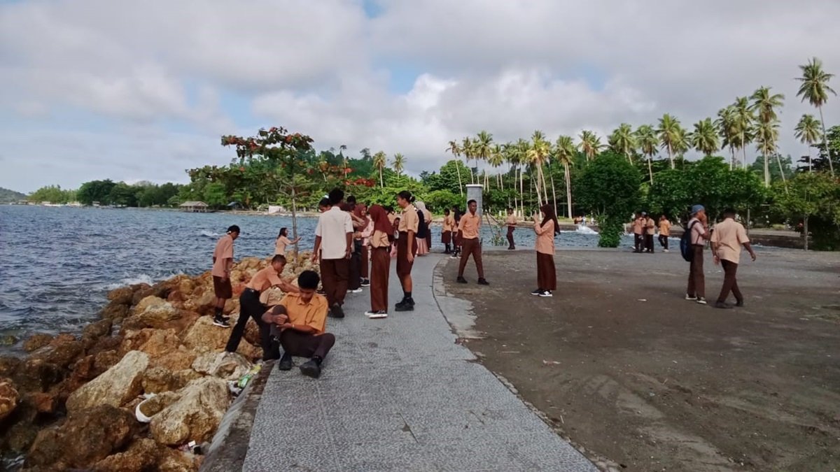Ket: Siswa-siswi Sekolah Menegah Atas Negeri 1 Raja Ampat melaksanakan aksi bersih Pantai WTC, Sabtu, 27 April 2024. Dalam kegiatan itu mereka temukan ratusan botol bekas minuman keras atau berakhohol/CR03/R4News