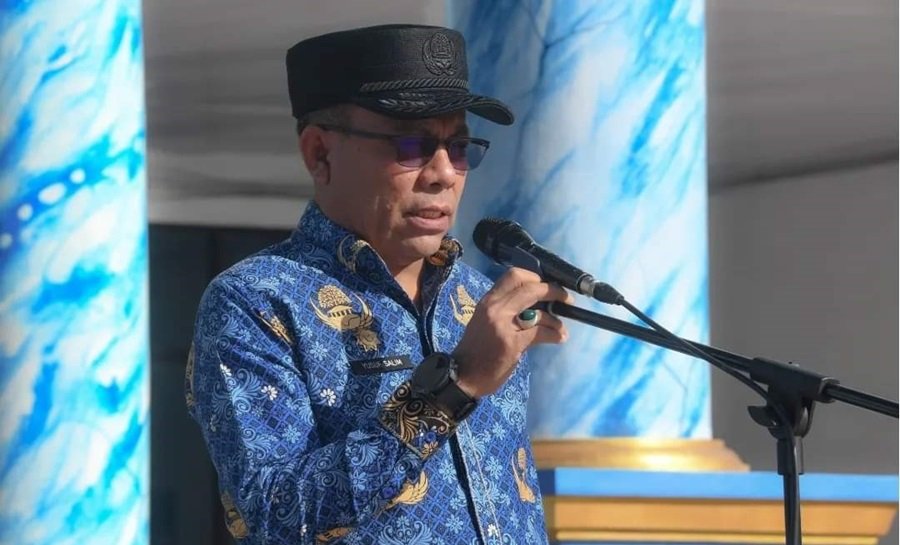 Ket: Sekda Raja Ampat, Dr.Yusuf Salim, M.Si memberi arahan saat memimpin Upacara Hari Kesadaran Nasional pada tanggal 17 Mei 2024 di Halaman Kantor Bupati Raja Ampat/Penta Nila J