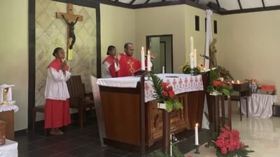 Ket: RD.Martin Hombahomba,Pr memimpin perayaan ekaristi Hari Raya Pentakosta di Gereja Katolik Stasi Sta. Maria Mater Dei, Waisai, Ibukota Kabupaten Raja Ampat, Minggu, (19/5/2024)/Petrus Rabu