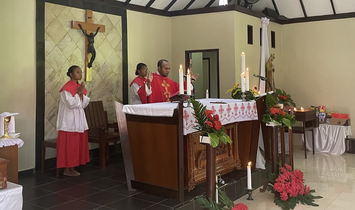 Ket: RD.Martin Hombahomba,Pr memimpin perayaan ekaristi Hari Raya Pentakosta di Gereja Katolik Stasi Sta. Maria Mater Dei, Waisai, Ibukota Kabupaten Raja Ampat, Minggu, (19/5/2024)/Petrus Rabu
