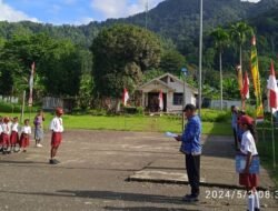 Siswa SD dan Masyarakat Wailebet Peringati Hardiknas