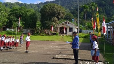 Ket: Kepala Sekolah SD Negeri 13 Raja Ampat, Pangky Matulessy S.Pd membacakan sambutan Menteri Pendidikan pada upacara Peringatan Hardiknas di Kampung Wailebet, Rabu (2/5/2024)/R4News