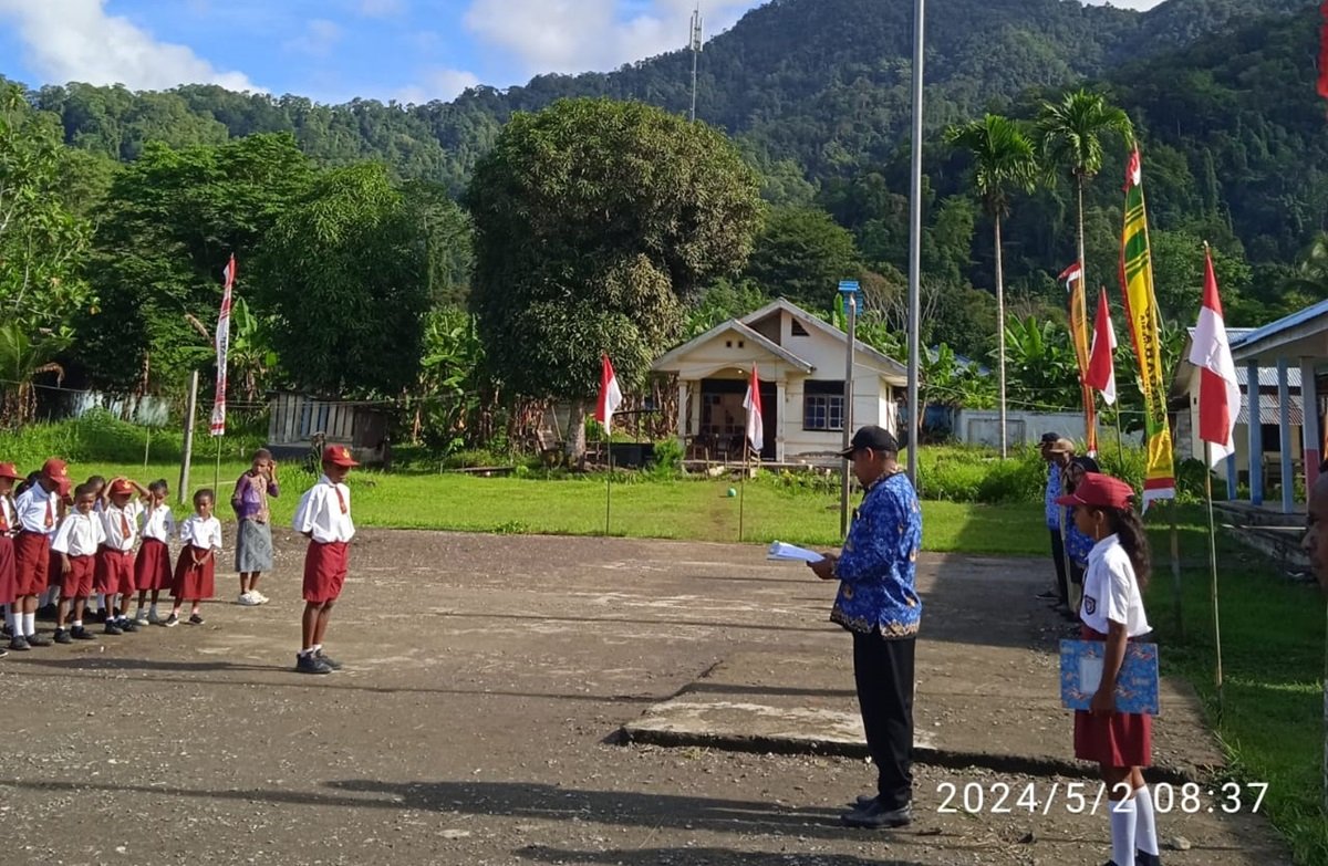 Ket: Kepala Sekolah SD Negeri 13 Raja Ampat, Pangky Matulessy S.Pd membacakan sambutan Menteri Pendidikan pada upacara Peringatan Hardiknas di Kampung Wailebet, Rabu (2/5/2024)/R4News