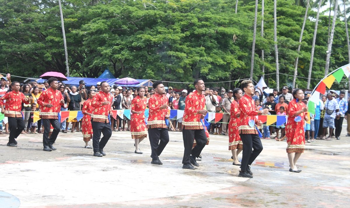 Ket: Salah Satu Group Yospan atau Yosin Pancar yang mengikuti Lomba Dalam Rangka HUT ke-21 Kabupaten Raja Ampat 2024/R4News