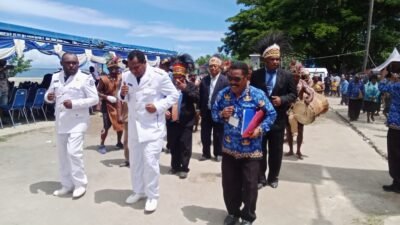 Ket: Kepala Distrik Batanta Selatan, Nikson Dey (kiri) mendampingi Wakil Bupati Raja Ampat, Orideko Iriano Burdam (tengah) saat mengikuti atraksi Suling Tambur Batanta Selatan/CR03/R4News