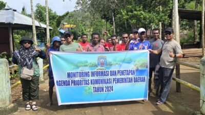 Ket: Tim Monitoring Fasilitas Telekomunikasi Diskominfo Raja Ampat foto bersama masyarakat Kampung Go, Distrik Tiplol Mayalibit/Penta Nila J