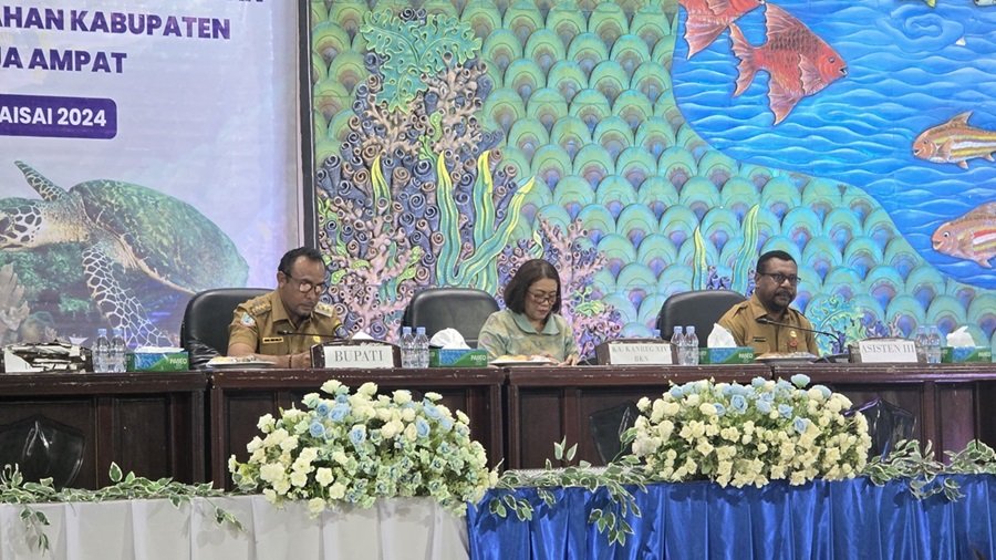 Ket: Bupati Raja Ampat, Abdul Faris Umlati, SE,M.Pd atau Bupati AFU (kiri) meminta ASN Raja Ampat untuk mampu hadapi perkembangan zaman. Hal ini disampaikannya pada kegiatan Bimtek Managemen ASN di Kota Waisai, Senin, (27/5/2024)/Penta Nila J